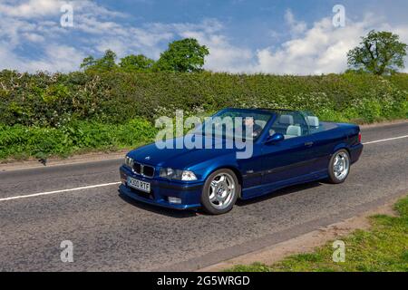 1995 90s blau BMW M3 Coupe 5-Gang-Schaltgetriebe, 2990 ccm Benzin-Cabrio auf dem Weg zur Capesthorne Hall classic May Car Show, Ceshire, UK Stockfoto