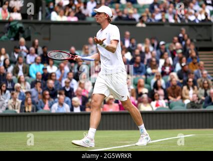 Kevin Anderson reagiert während seines zweiten Herren-Einzelmatches gegen Novak Djokovic auf dem Mittelfeld am dritten Tag von Wimbledon beim All England Lawn Tennis und Croquet Club in Wimbledon. Bilddatum: Mittwoch, 30. Juni 2021. Stockfoto