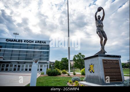 Wichita, Kansas, USA: 6-2021: Statue vor der Charles Koch Arena auf dem zentralen Campus der Wichita State University, wo die Shocker spielen Stockfoto
