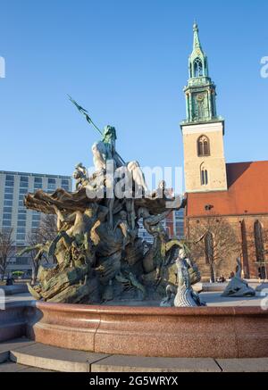 Berlin - der Neptun-Brunnen (Neptunbrunnen) und die Marienkirche von Reinhold Begas 1891 entworfen. Stockfoto
