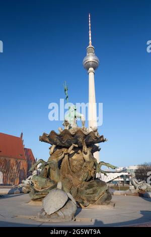 BERLIN, DEUTSCHLAND, 13. FEBRUAR 2017: Der Neptunbrunnen und Fernsehturm- Stockfoto