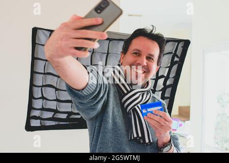 Hombre escribiendo en la mesa de madera planificando el analisis de negocio con la Laptop, venta,compra, Internet desde casa. Stockfoto