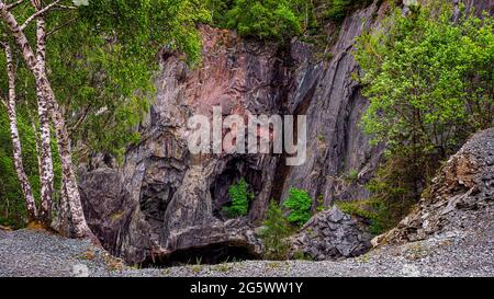 Hodge Close Quarry ist ein dramatisches Beispiel für den Einfluss des Menschen auf die Landschaft des Lake District, mit einer riesigen Höhle mit einem mit Wasser gefüllten Grund Stockfoto