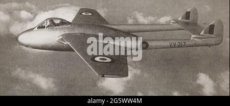 Ein gedrucktes Foto eines Vampir-Kampfjets VV271 aus den 40er Jahren, das seinen Piloten an den Kontrollen zeigt, die für den Fotografen posieren - der de Havilland Vampire war ein britisches Düsenflugzeug, das von der de Havilland Aircraft Company entwickelt und hergestellt und von der Royal Airforce verwendet wurde, Ihr zweiter Düsenjäger nach dem Gloster Meteor. Es wurde auch von der Royal Navy verwendet Stockfoto