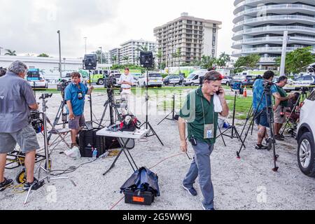 Miami Beach Florida Surfside Champlain Towers Eigentumswohnung Gebäude zusammengebrochen Nachrichten Presse Medien Crew Mitglieder Männer eingerichtet Ausrüstung Stockfoto