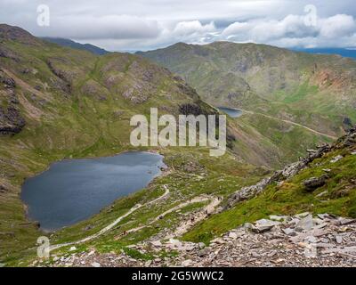 Blick über Low Water in die Coniston Fells in der Ferne im Lake District Stockfoto