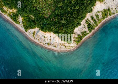 Luftaufnahme über die Mondbucht slowenien. Einzigartiger Strand an der adria in der Nähe der Stadt Piran. Schöne unantastbare Natur. Es gibt nur einen Weg bis zum Th Stockfoto