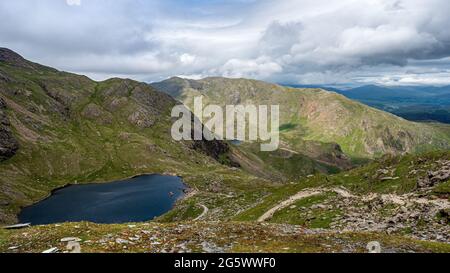 Blick über Low Water in die Coniston Fells in der Ferne im Lake District Stockfoto