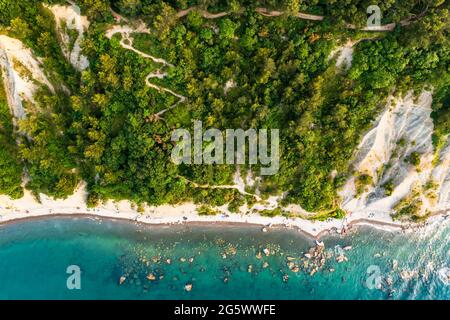 Luftaufnahme über die Mondbucht slowenien. Einzigartiger Strand an der adria in der Nähe der Stadt Piran. Schöne unantastbare Natur. Es gibt nur einen Weg bis zum Th Stockfoto