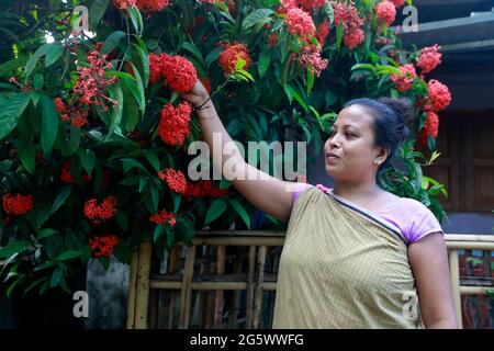 Moulvibazar, Bangladesch - 20. Juni 2021: Dreißig Familien der Khasia-Gemeinde leben auf dem Hügel von Srimangal in Moulvibazar. Die einzige Quelle o Stockfoto