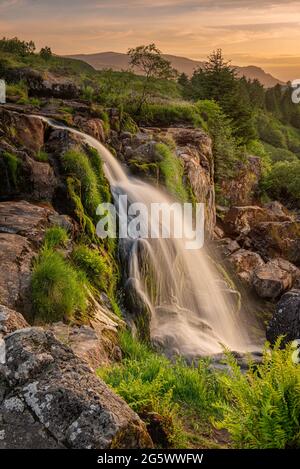 Der Loup o Fintry Wasserfall am Fluss Endrick ist ein großer Wasserfall mit einer Länge von 94 Metern. Es liegt in Stirlingshire und nicht weit vom Dorf Fintry entfernt Stockfoto