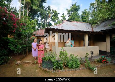 Moulvibazar, Bangladesch - 20. Juni 2021: Dreißig Familien der Khasia-Gemeinde leben auf dem Hügel von Srimangal in Moulvibazar. Die einzige Quelle o Stockfoto