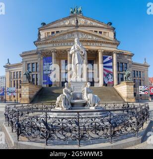 BERLIN, Deutschland, Februar - 13, 2017: The Konzerthaus Gebäude und das Denkmal von Friedrich Schiller Gendarmenmarkt Quadrat. Stockfoto