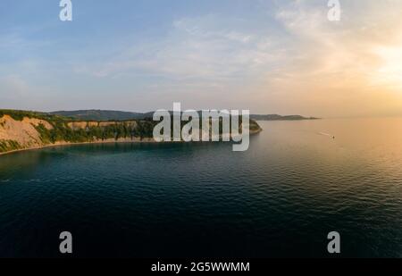 Luftaufnahme über die Mondbucht slowenien. Einzigartiger Strand an der adria in der Nähe der Stadt Piran. Schöne unantastbare Natur. Es gibt nur einen Weg bis zum Th Stockfoto
