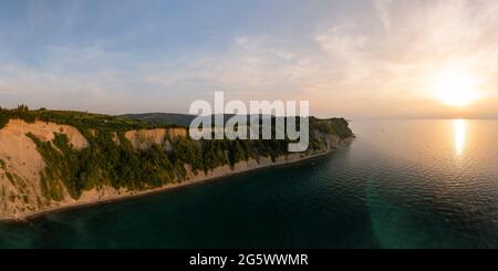 Luftaufnahme über die Mondbucht slowenien. Einzigartiger Strand an der adria in der Nähe der Stadt Piran. Schöne unantastbare Natur. Es gibt nur einen Weg bis zum Th Stockfoto