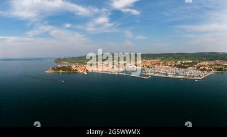 Luftbild über Izola Stadt Slowenien. Einzigartige mediterrane süße kleine Stadt an der adria in der Nähe von Piran Stadt. Stockfoto