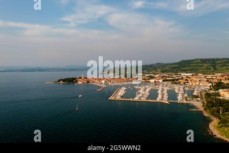 Luftbild über Izola Stadt Slowenien. Einzigartige mediterrane süße kleine Stadt an der adria in der Nähe von Piran Stadt. Stockfoto