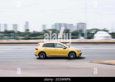 Ukraine, Kiew - 27. Juni 2021: Gelbes Volkswagen-Auto fährt auf der Straße. Redaktionell Stockfoto