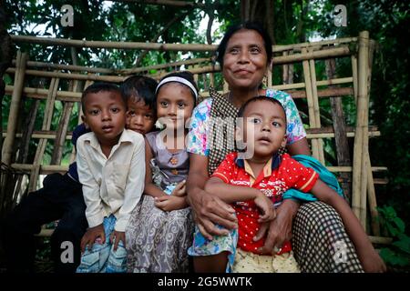 Moulvibazar, Bangladesch - 20. Juni 2021: Dreißig Familien der Khasia-Gemeinde leben auf dem Hügel von Srimangal in Moulvibazar. Die einzige Quelle o Stockfoto