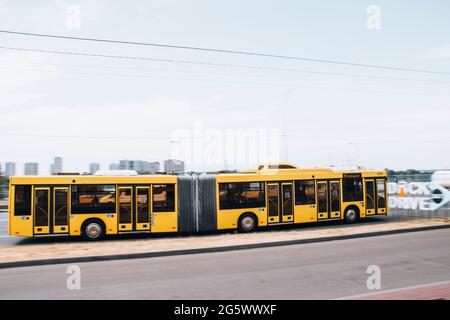 Ukraine, Kiew - 27. Juni 2021: Yelow Municipal Bus bewegt sich auf der Straße. Redaktionell Stockfoto