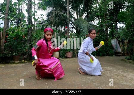 Moulvibazar, Bangladesch - 20. Juni 2021: Dreißig Familien der Khasia-Gemeinde leben auf dem Hügel von Srimangal in Moulvibazar. Die einzige Quelle o Stockfoto