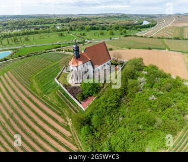 Luftaufnahme der Kirche 'Maria im Weingarten' bei Volkach, bayern, franken, Deutschland., Weinberge im Frühjahr Stockfoto