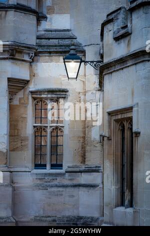 Lampe und Fensterdetails in Windsor Castle, Windsor, Berkshire, England, Großbritannien Stockfoto