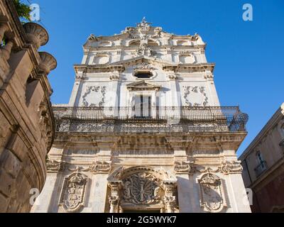 Ortygia, Syrakus, Sizilien, Italien. Blick aus der Nähe auf die hoch aufragende barocke façade der Kirche Santa Lucia alla Badia, Piazza del Duomo. Stockfoto