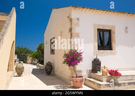 Noto, Syrakus, Sizilien, Italien. Blick auf den sonnendurchfluteten Innenhof des La Corte del Sole, einer ehemaligen masseria aus dem 19. Jahrhundert, die heute ein Boutique-Hotel ist. Stockfoto