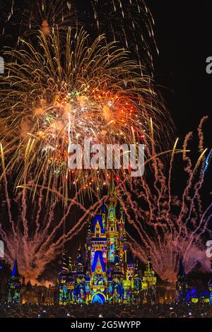 USA. Juni 2021. Mitarbeiter und Gäste kommen zusammen, um am 29. Juni 2021 eine der Disney World Feuerwerkspektakel-Testläufe in Orlando, FL, zu sehen. Die Zuschauer werden die Show sehen dürfen, wenn die Covid-19-Beschränkungen am 1. Juli 2021 in Walt Disney World gelockert werden. (Foto: Alex G. Perez/AGPfoto/Sipa USA) Quelle: SIPA USA/Alamy Live News Stockfoto