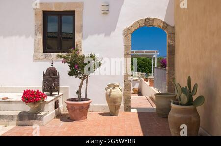 Noto, Syrakus, Sizilien, Italien. Blick auf den sonnendurchfluteten Innenhof des La Corte del Sole, einer ehemaligen masseria aus dem 19. Jahrhundert, die heute ein Boutique-Hotel ist. Stockfoto