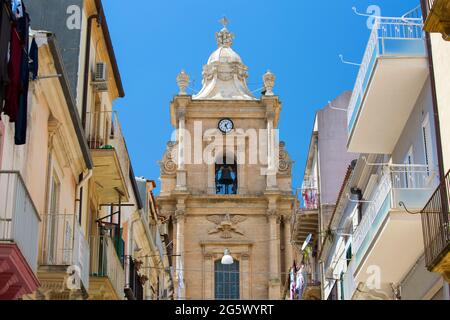 Ragusa, Sizilien, Italien. Blick über die Via Ecce Homo auf den imposanten neoklassizistischen Glockenturm der Kirche Ecce Homo. Stockfoto