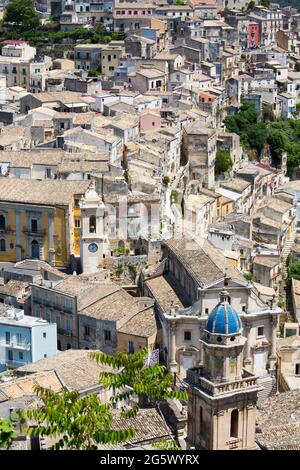 Ragusa, Sizilien, Italien. Blick über die Dächer von Ragusa Ibla, Glockenturm der Kirche Santa Maria dell'Itria im Vordergrund. Stockfoto