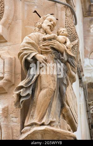 Scicli, Ragusa, Sizilien, Italien. Auffällige religiöse Statue an der Ecke des barocken Palazzo Beneventano aus dem 18. Jahrhundert. Stockfoto