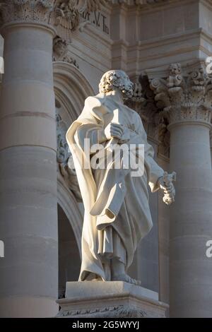 Ortygia, Syrakus, Sizilien, Italien. Fein geschnitzte Marmorstatue von St. Peter auf der Piazza del Duomo vor der Kathedrale, Sonnenaufgang. Stockfoto