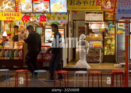 Omotesando, Japan. Juli 2016. Ein humanoider Pepper-Roboter begrüßt Menschen in einem Restaurant in Yokohama, China Town.am 28. Juni kündigte das Unternehmen Softbank den Stellenabbau in seinem globalen Robotergeschäft an und hat die Produktion seines 2014 angekündigten Pepper-Roboters eingestellt. (Foto von Damon Coulter/SOPA Images/Sipa USA) Quelle: SIPA USA/Alamy Live News Stockfoto