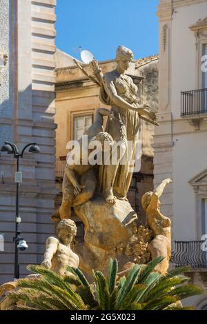 Ortygia, Syrakus, Sizilien, Italien. Geschnitzte Steinfiguren, die Teil des monumentalen Artemis-Brunnens auf der Piazza Archimede sind. Stockfoto