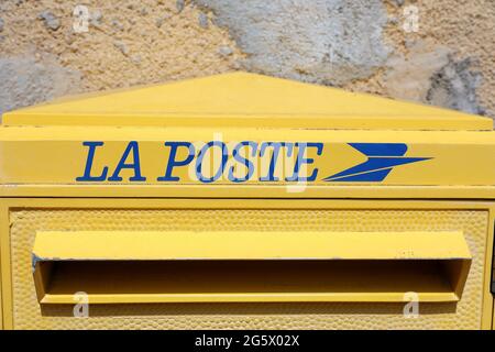 Seillans, Frankreich - 19. Juni 2021: La Poste, EIN französischer Gelber Briefkasten in der Straße von Seillans in Südfrankreich, Europa. Nahaufnahme Stockfoto