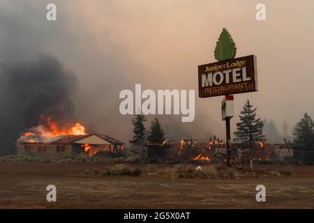 Weed, Kalifornien, USA. Juni 2021. Das Juniper 'Bates' Motel, ein verlassenes Unternehmen, brennt beim Tennant Fire. Quelle: Jungho Kim/ZUMA Wire/Alamy Live News Stockfoto