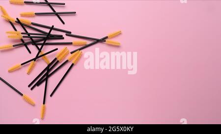 Augenbrauen- und Wimpern-Pinsel auf rosa pastellfarbenem Hintergrund. Speicherplatz kopieren. Stockfoto