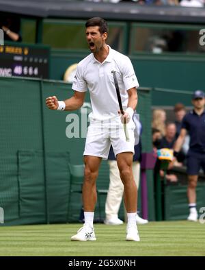 Novak Djokovic reagiert während seines zweiten Herren-Einzelmatches gegen Kevin Anderson auf dem Mittelfeld am dritten Tag von Wimbledon im All England Lawn Tennis and Croquet Club in Wimbledon. Bilddatum: Mittwoch, 30. Juni 2021. Stockfoto