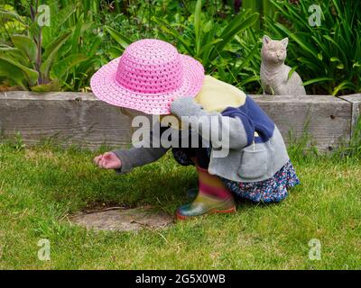 Kleinkind spielt im Garten, Devon, Großbritannien Stockfoto