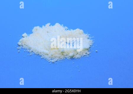 Milchpulver auf blauem Hintergrund nur für Babys Stockfoto