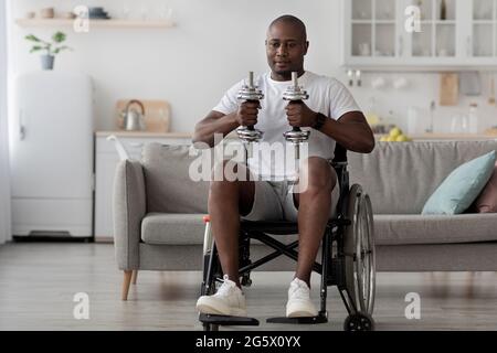 Training mit Geräten, um sich von Verletzungen im Gesundheitswesen zu erholen. Reha, Fitness-Patienten, covid-19 Stockfoto