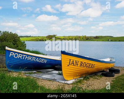 Gig Boote am Rand des Upper Tamar Lake, Devon, Großbritannien Stockfoto