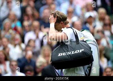 Kevin Anderson reagiert darauf, nachdem er am dritten Tag von Wimbledon im All England Lawn Tennis and Croquet Club in Wimbledon sein zweites Herren-Einzelspiel gegen Novak Djokovic auf dem Mittelfeld verloren hatte. Bilddatum: Mittwoch, 30. Juni 2021. Stockfoto