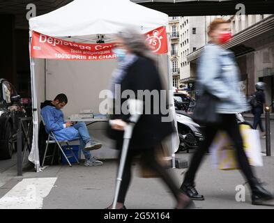 Paris, Den 30. Juni. Juli 2021. Am ersten Sommerverkaufstag vor dem Galerie Lafayette-Kaufhaus in Paris, Frankreich, wartet am 30. Juni 2021 ein Arzt in einem COVID-19 Schnelltestzelt. Die 4-wöchige Sommerverkaufssaison 2021 startete hier am Mittwoch und dauert bis zum 27. Juli 2021. Kredit: Gao Jing/Xinhua/Alamy Live Nachrichten Stockfoto