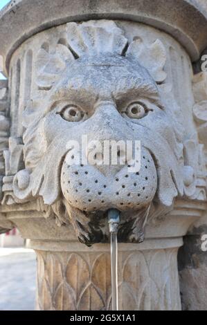 KROATIEN. DUBROVNIK. DIE STADT HAT EINE GANZE REIHE VON BRUNNEN, EIN ZEICHEN DER MACHT IN DIESEM TROCKENEN LAND. DAS WICHTIGSTE IST ONOFRIO, DAS SICH AN DER STRADUN IN DER NÄHE VON TH BEFINDET Stockfoto