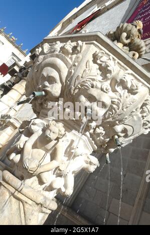 KROATIEN. DUBROVNIK. DIE STADT HAT EINE GANZE REIHE VON BRUNNEN, EIN ZEICHEN DER MACHT IN DIESEM TROCKENEN LAND. DAS WICHTIGSTE IST ONOFRIO, DAS SICH AN DER STRADUN IN DER NÄHE VON TH BEFINDET Stockfoto