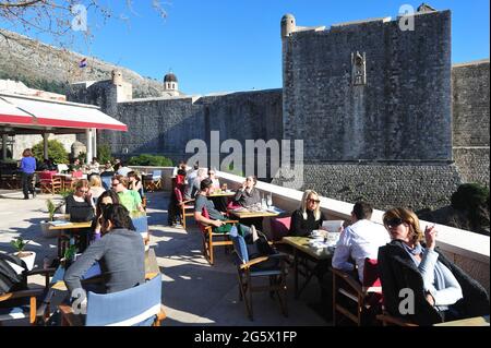 KROATIEN, DUBROVNIK. DIREKT VOR DEM PILE-TOR HAT DAS RESTAURANT NAUTIKA EINE WUNDERSCHÖNE TERRASSE MIT BLICK AUF DAS MEER. Stockfoto